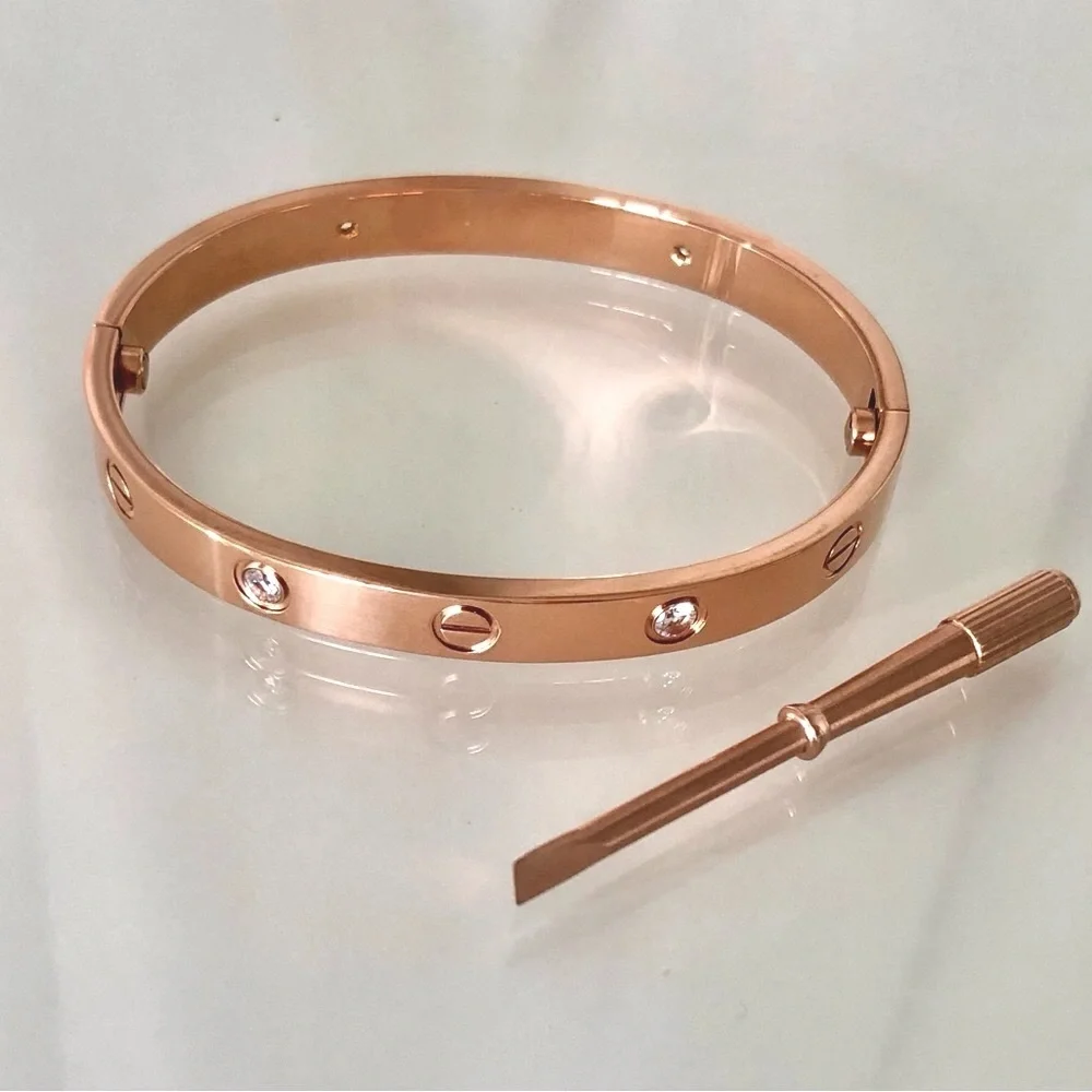 Rose Gold 4 Zirconia Classic Model Screw Bracelet